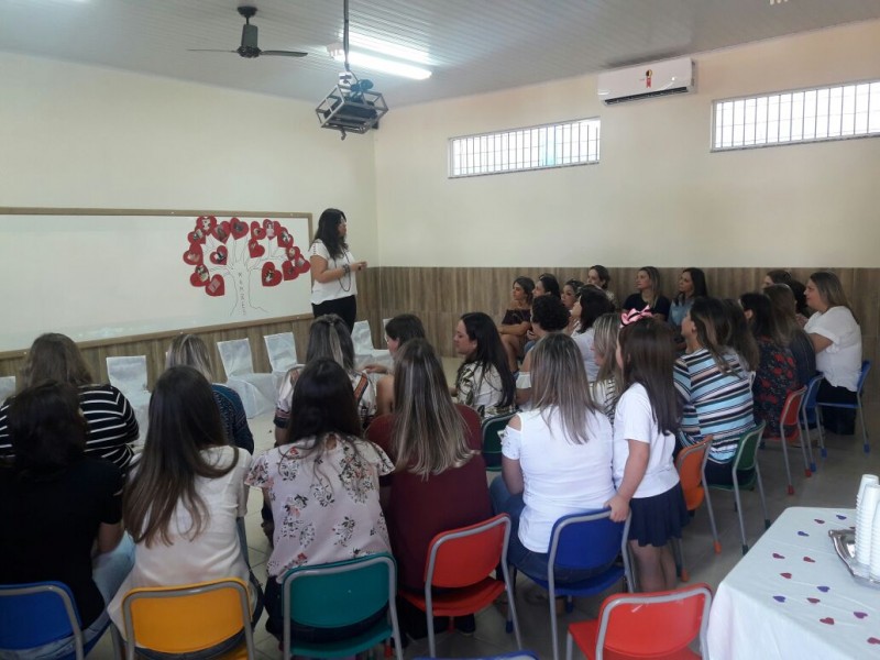 Ensino Infantil realiza atividade com as mães eadc0645b5aeb1990aab4c57fdada40d.jpg