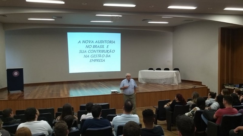 Estudantes de ciências contábeis participam de palestra sobre auditoria 997b3a6bcd5e8fc0307cb187c46411ea.jpg