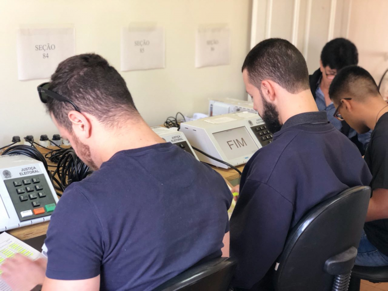 Alunos fazem teste nas urnas eletrônicas 39fb8b212835fbe966232ae37525bd51.png